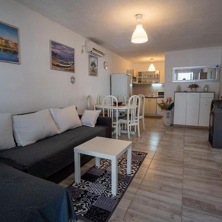 Apartman Mira II Vir Exteriér fotografie