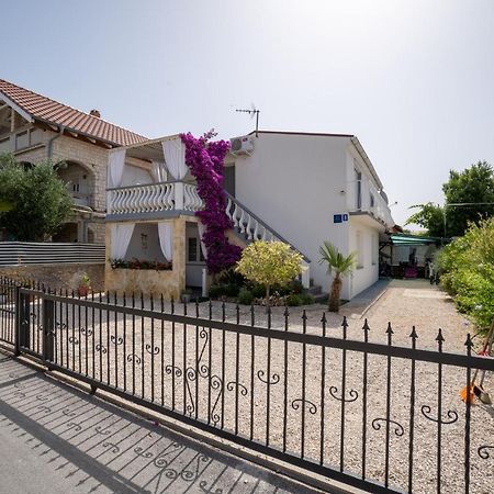 Apartman Mira II Vir Exteriér fotografie