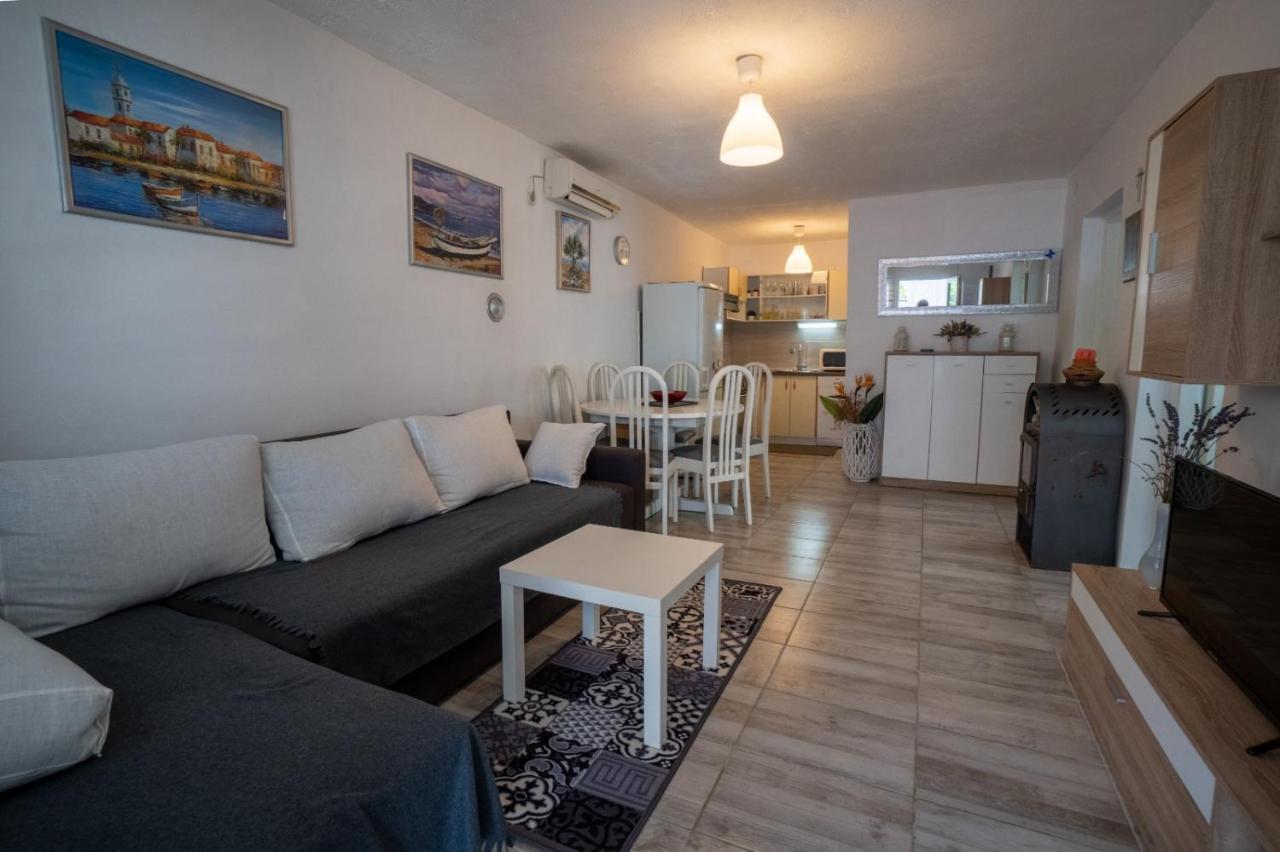 Apartman Mira II Vir Exteriér fotografie