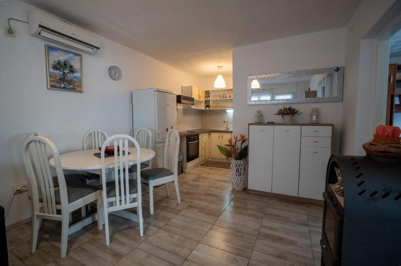 Apartman Mira II Vir Exteriér fotografie