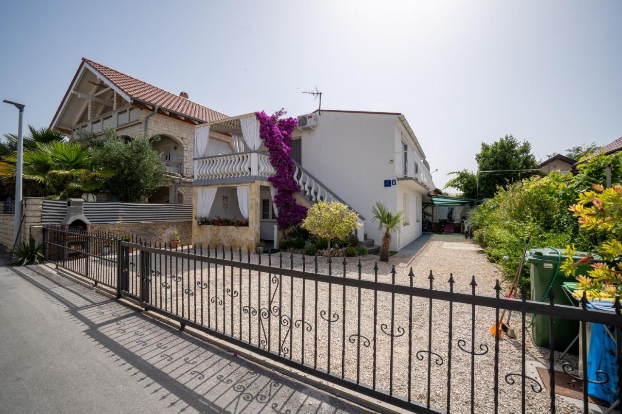 Apartman Mira II Vir Exteriér fotografie