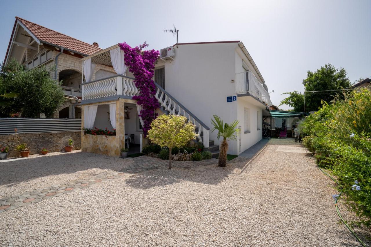Apartman Mira II Vir Exteriér fotografie